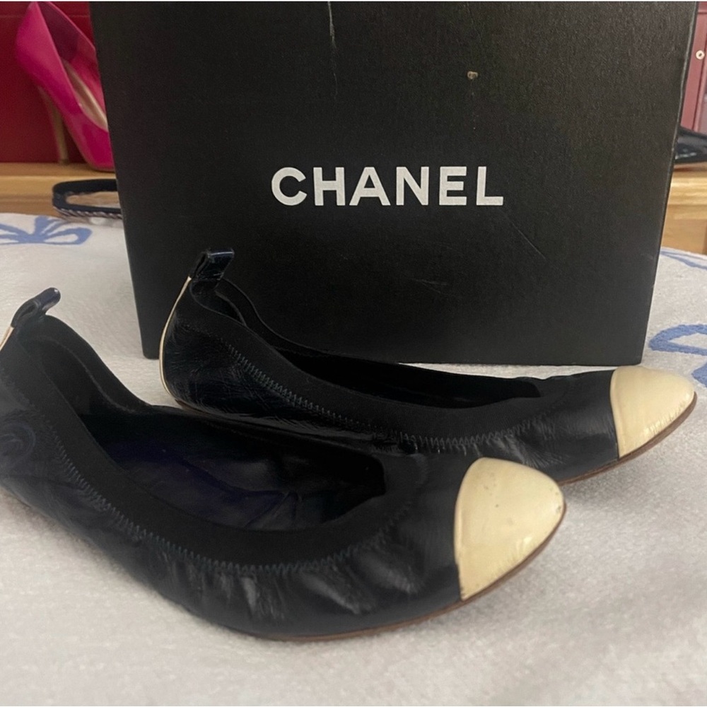 CHANEL Navy and Cream Flats - Picture 2 of 16